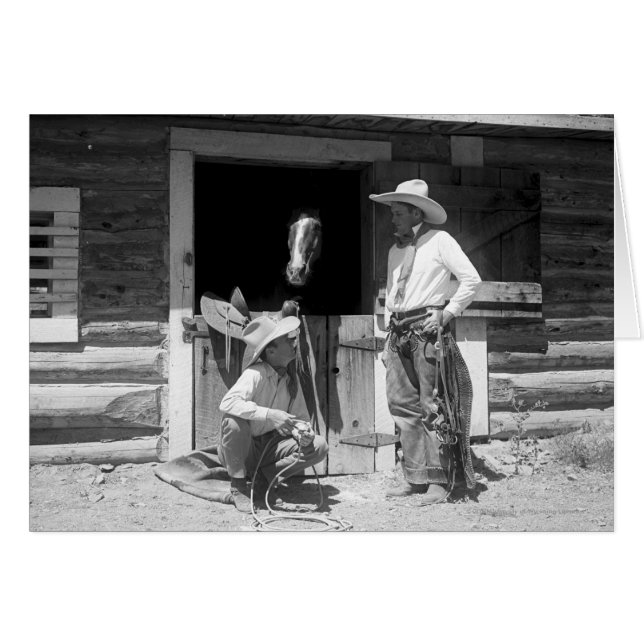 Deux cow-boys debout à côté d'une grange avec un c (Devant horizontal)