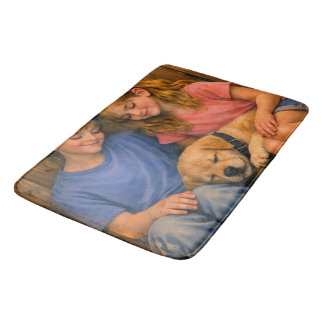 Deux Enfants avec Chiot Endormi – Tapis de Bain