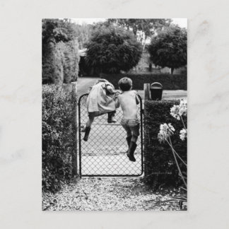 Deux enfants s'échappent postcard