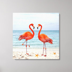 Deux flamants roses vibrants sur toile de plage