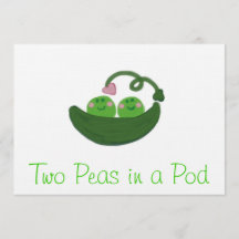 Deux pois dans des invitations de cosse