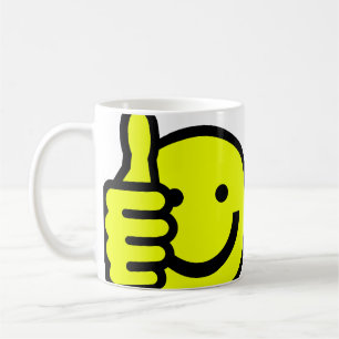 Deux pouces lèvent la tasse
