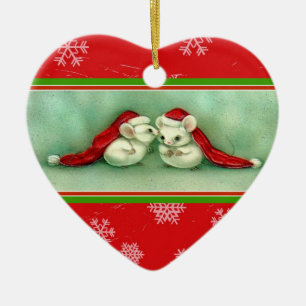 Deux souris ont un ornement de secret de Noël