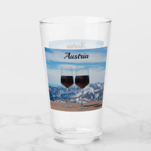 Deux verres de vin rouge contre les montagnes