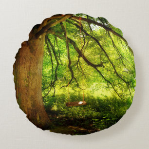 Die Baumschaukel im grünen Wald Round Pillow