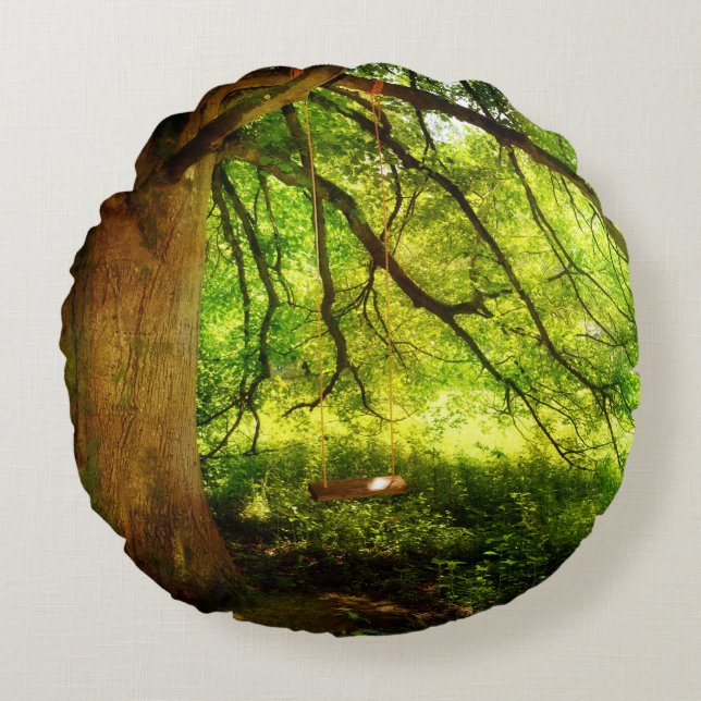 Die Baumschaukel im grünen Wald Round Pillow (Front)