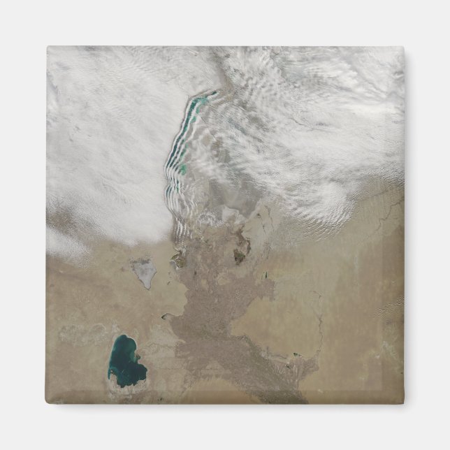 Distinctive lines of clouds magnet (Front)