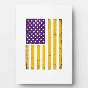 Distressed Purple and Gold American Flag Vector De Plaque
