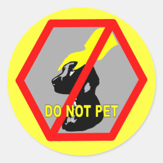 DO NOT PET DOG CLASSIC ROUND STICKER