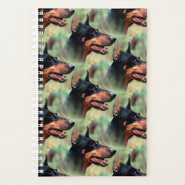 Doberman Pinscher dans les bois (Devant)