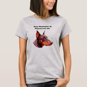 Doberman Pinscher Protégé Par Un T-Shirt Drôle