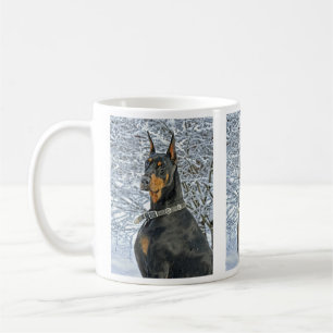 Dobermann dans la tasse givrée de neige