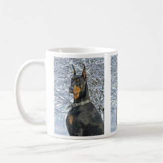 Dobermann dans la tasse givrée de neige