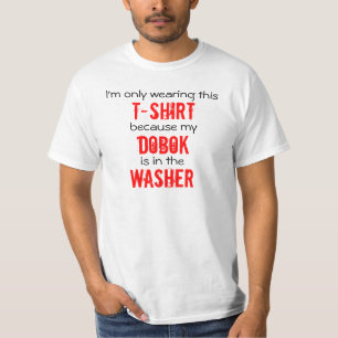 Dobok dans le T-shirt du Taekwondo de joint