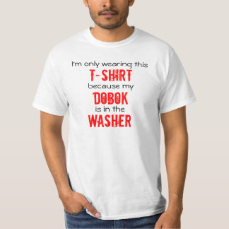 Dobok dans le T-shirt du Taekwondo de joint