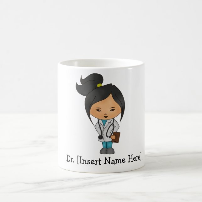 Docteur féminin mignon asiatique personnalisé Mug (Centre)