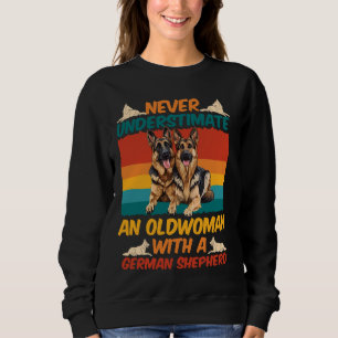 Dog Granny NEVER UNDERESTIMATE AN OLD WOMAN GERMAN Sweatshirt