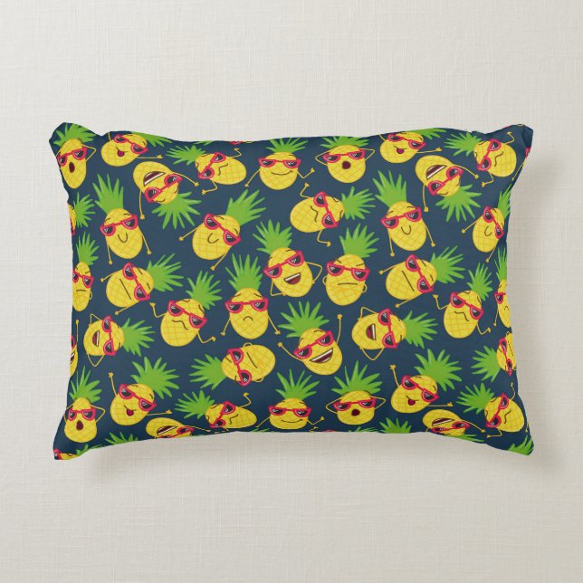 Doodle pineapples, hand drawn, summer pattern. accent pillow (Front)