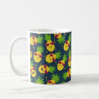Doodle pineapples, hand drawn, summer pattern. coffee mug