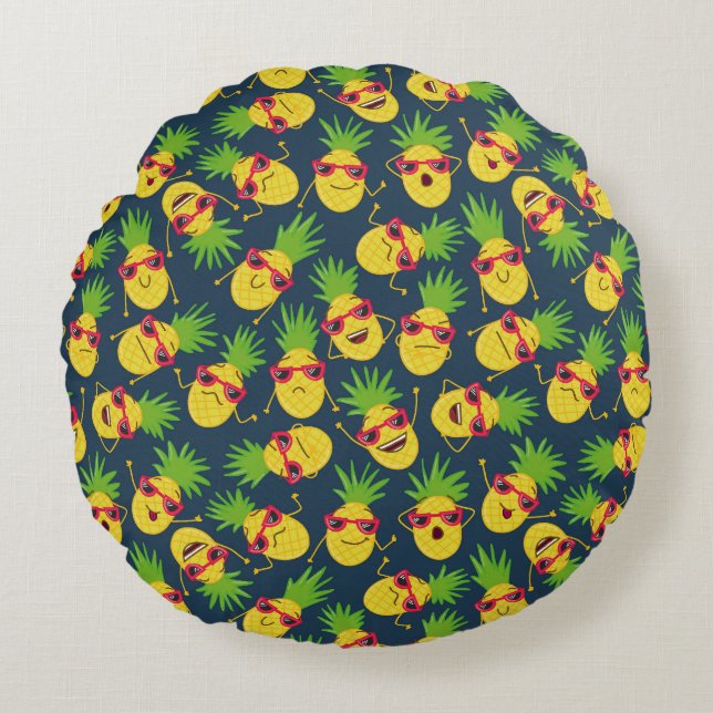 Doodle pineapples, hand drawn, summer pattern. round pillow (Front)
