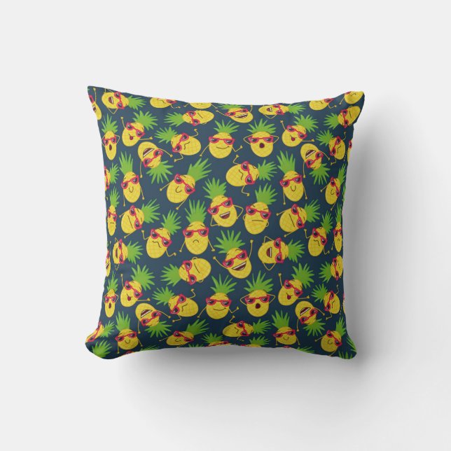 Doodle pineapples, hand drawn, summer pattern. throw pillow (Front)