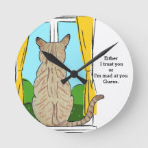 Dos de confiance de chat ou horloge ronde folle