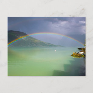 Double arc-en-ciel sur une carte postale de fjord