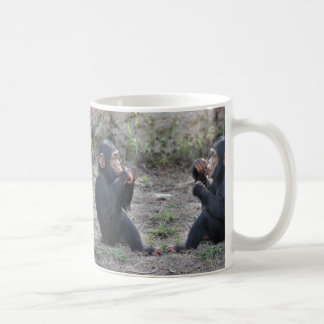 Double tasse de boissons de chimpanzés de bébé