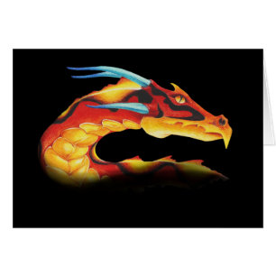 Dragon rouge courageux avec les klaxons bleus