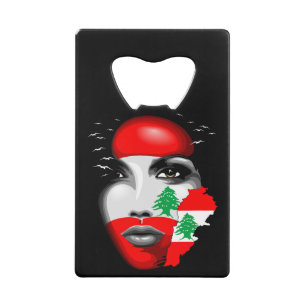 Drapeau et carte du Liban sur le visage de la fill