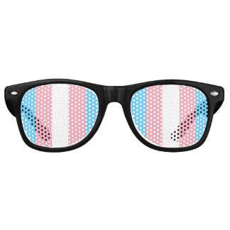 drapeau trans sur des lunettes de soleil