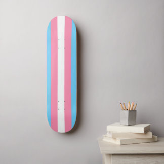 Drapeau trans sur skateboard