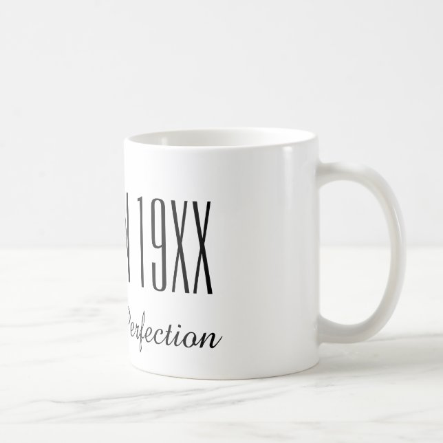 Drôle âgé dans la tasse de café d'anniversaire de (Droite)