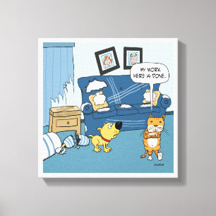 Drôle chat déchire la toile de la pièce enveloppée