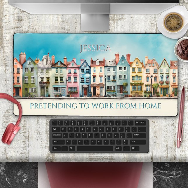 Drôle Maisons d'Art Primitif Travail à domicile (Funny desk mat featuring a cute retro primitive painting of a street - working from home)