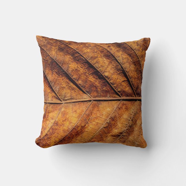 Dry leaf: natural texture background. throw pillow (Front)