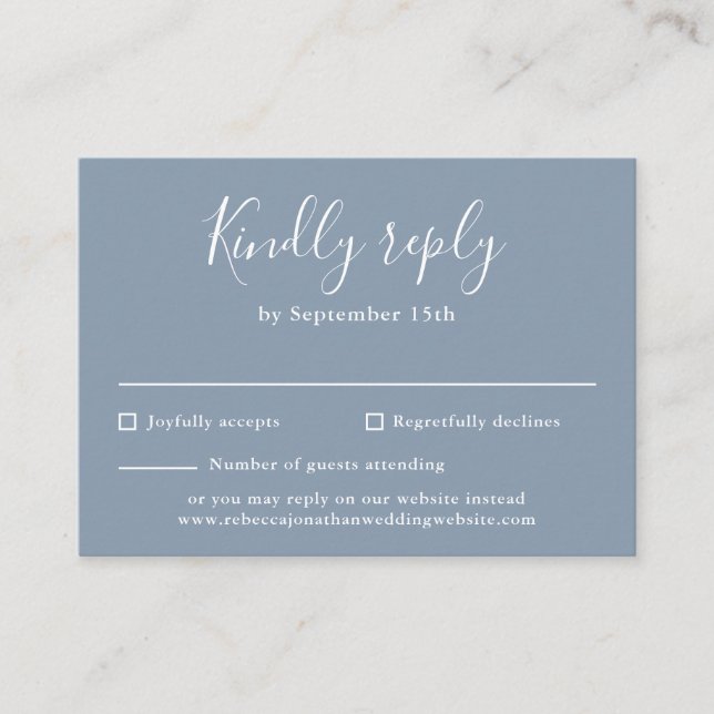 Dusty Blue Budget moderne Script Wedding Carte RSV (Devant)