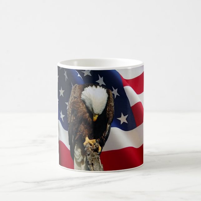 Eagle triste sur la tasse de prière de drapeau (Centre)
