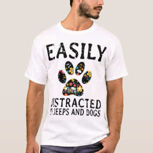 earily distrait par des T-shirts de jeep et de