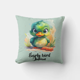 Early bird, kleine grüne Ente fängt den Wurm Throw Pillow
