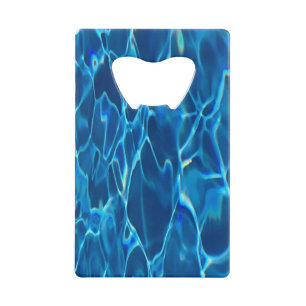 Eau de la piscine bleu foncé