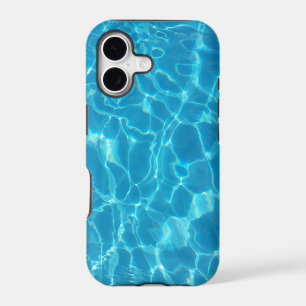 Eau de piscine bleu ciel cristallin