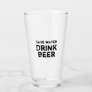 Économisez de l'eau boire du verre de bière