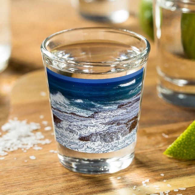 Écraser Des Vagues Sur Des Roches Tirant Du Verre (Créateur téléchargé)