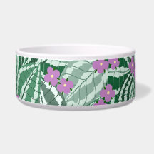Feuilles verts tropicaux avec fleur violette