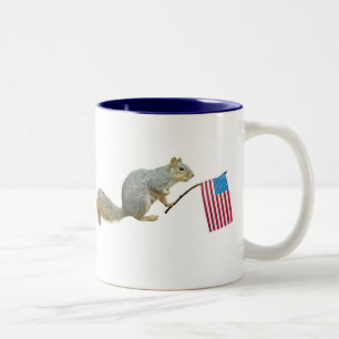 Écureuil avec la tasse de drapeau américain