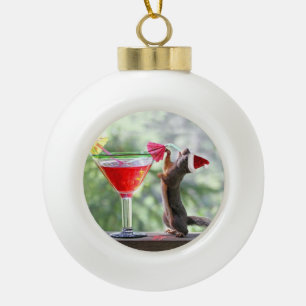 Écureuil de Père Noël buvant un ornement de