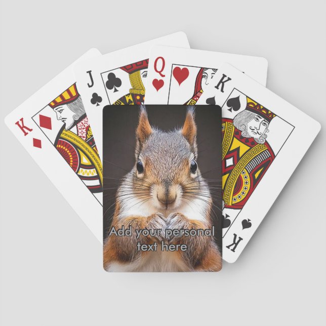 Écureuil regardant vos cartes à jouer (dos)