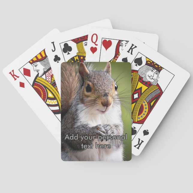 Écureuil regardant vos cartes à jouer (dos)
