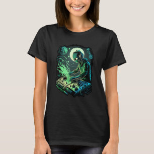 EDM Alien Rave Astronaut Alien DJ Alien DJing in S T-Shirt